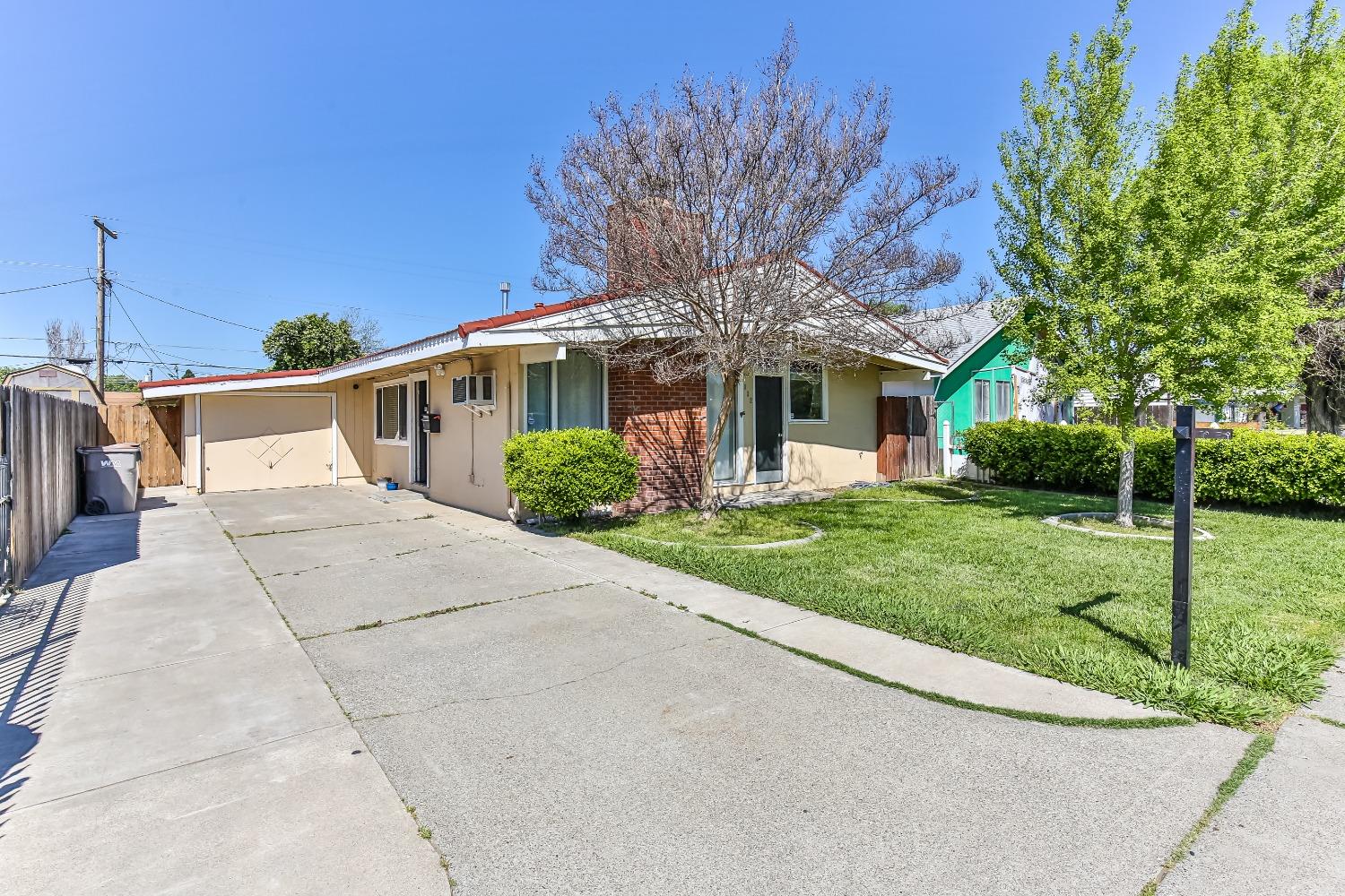 Photo of 832 Inglewood Dr in West Sacramento, CA