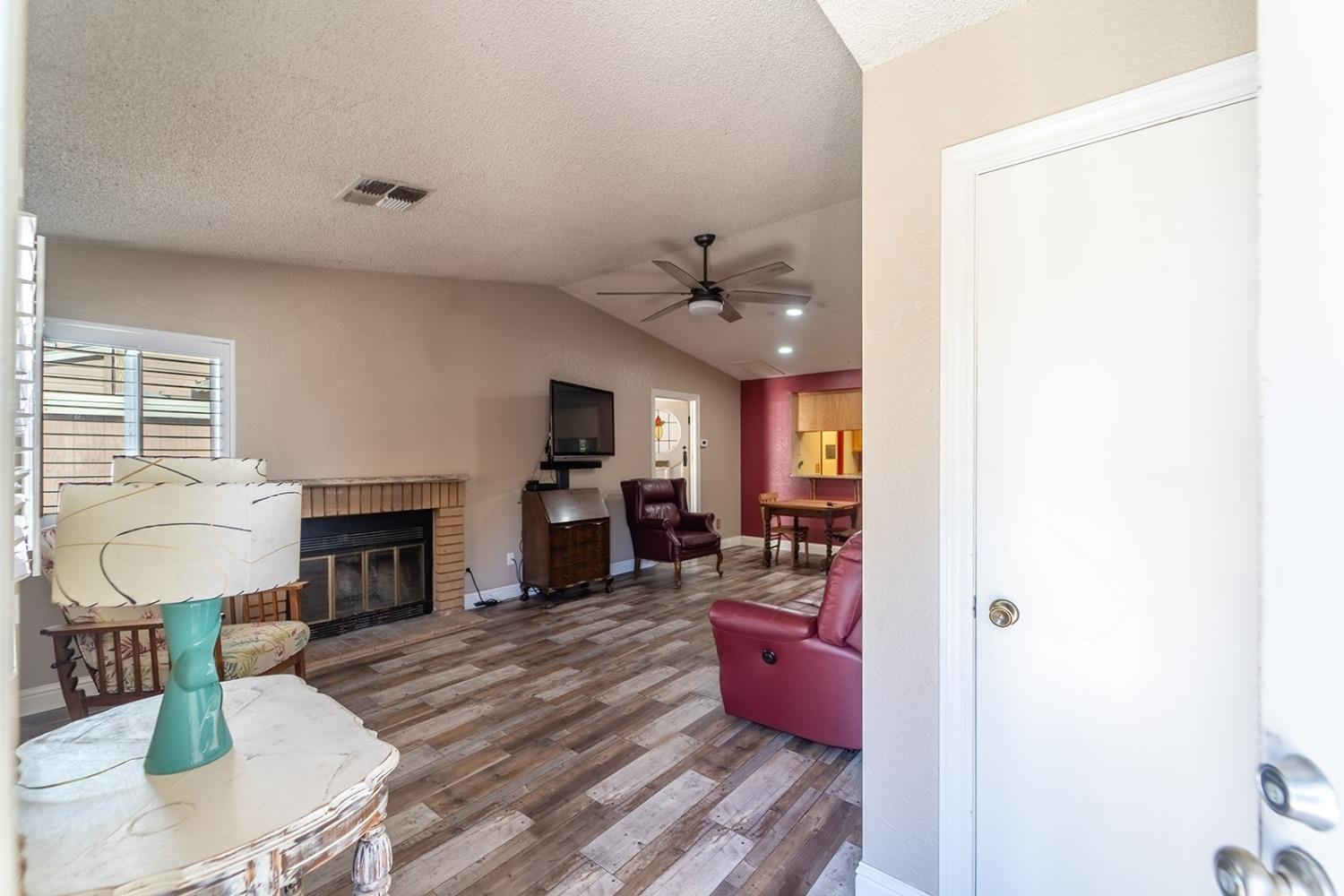 Detail Gallery Image 4 of 29 For 1200 Lakewood Ave #4,  Modesto,  CA 95355 - 2 Beds | 2 Baths