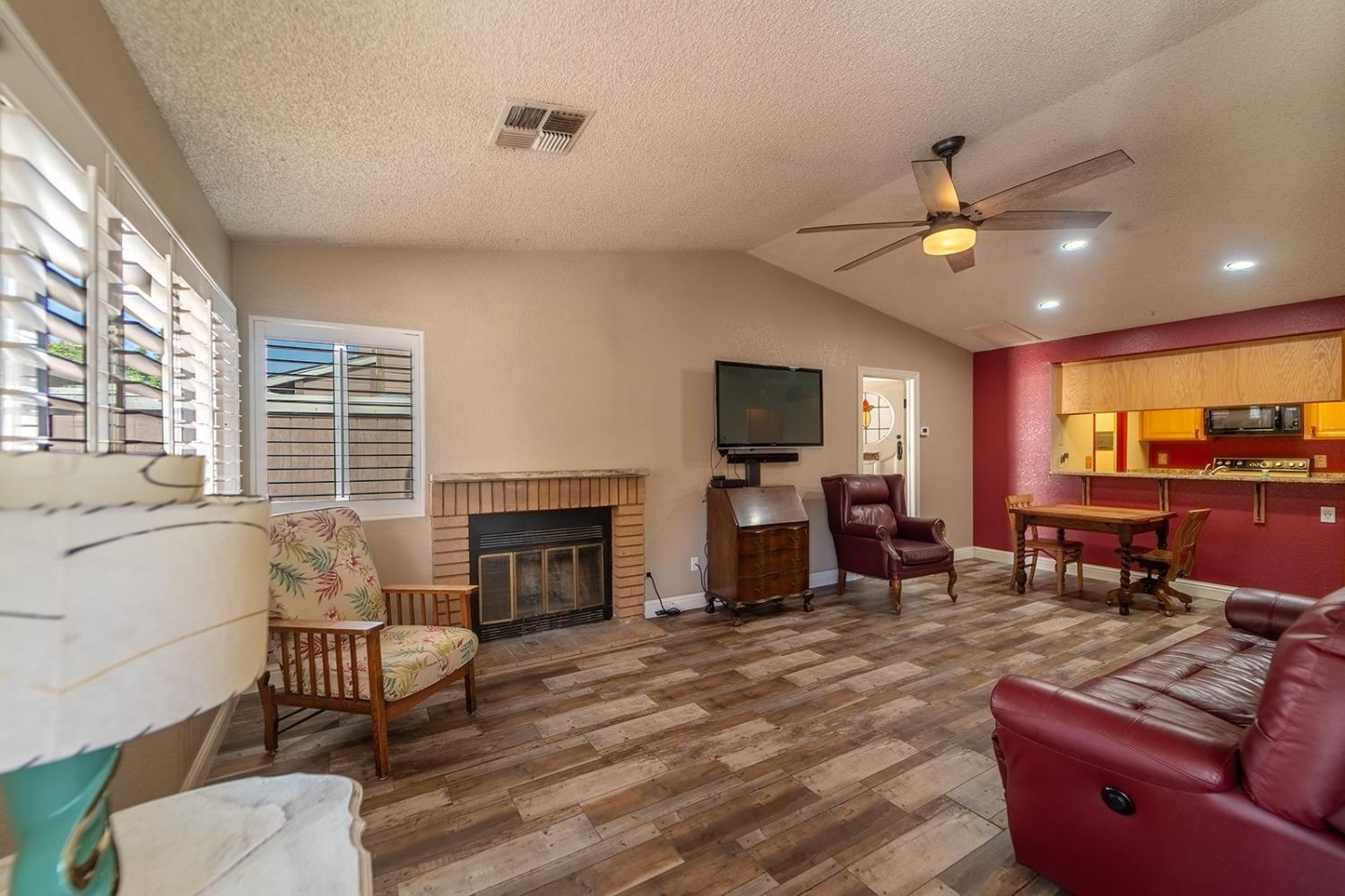 Detail Gallery Image 5 of 29 For 1200 Lakewood Ave #4,  Modesto,  CA 95355 - 2 Beds | 2 Baths