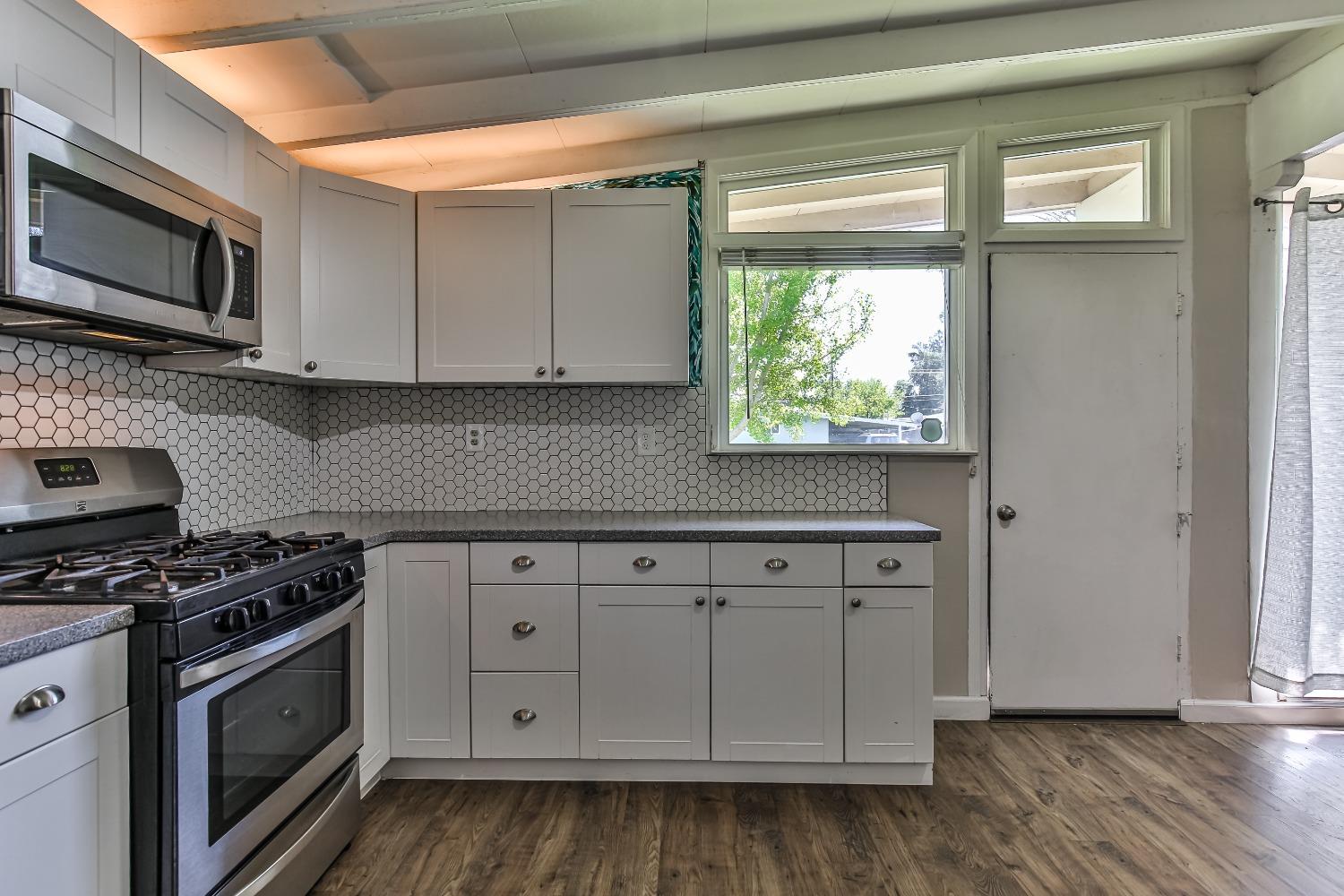 Detail Gallery Image 6 of 34 For 832 Inglewood Drive, West Sacramento,  CA 95605 - 3 Beds | 2 Baths