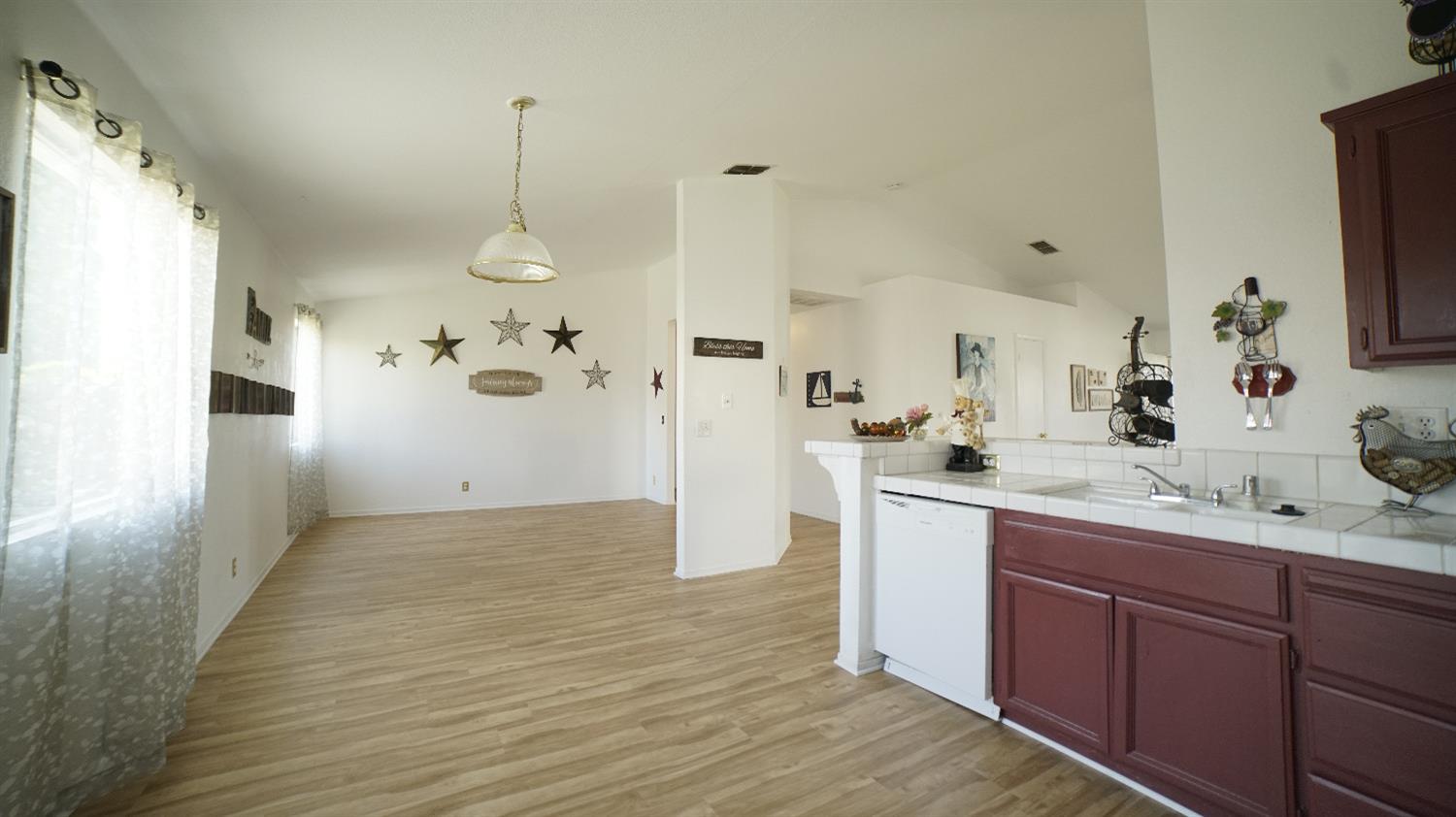 Detail Gallery Image 3 of 25 For 7181 Surreywood Way, Sacramento,  CA 95823 - 3 Beds | 2 Baths