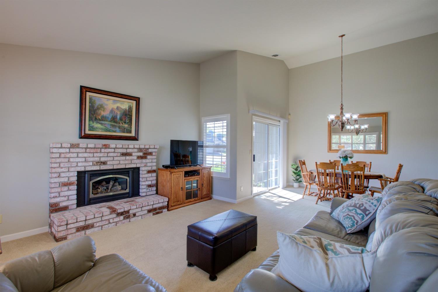 Detail Gallery Image 4 of 35 For 7432 Bramble Ln, Hughson,  CA 95326 - 3 Beds | 2 Baths