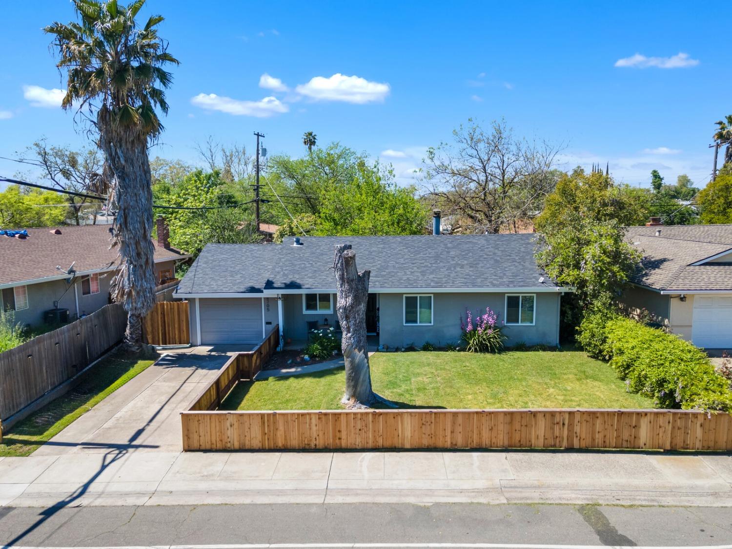 Photo of 6705 Larchmont Dr in North Highlands, CA