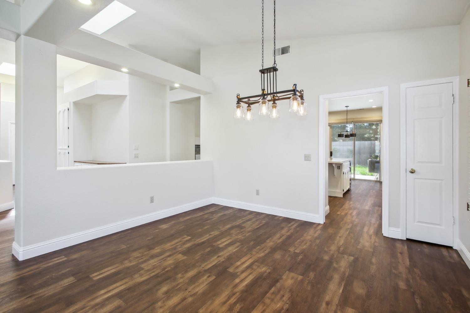 Detail Gallery Image 9 of 46 For 8727 Cooperston Way, Elk Grove,  CA 95624 - 4 Beds | 2/1 Baths