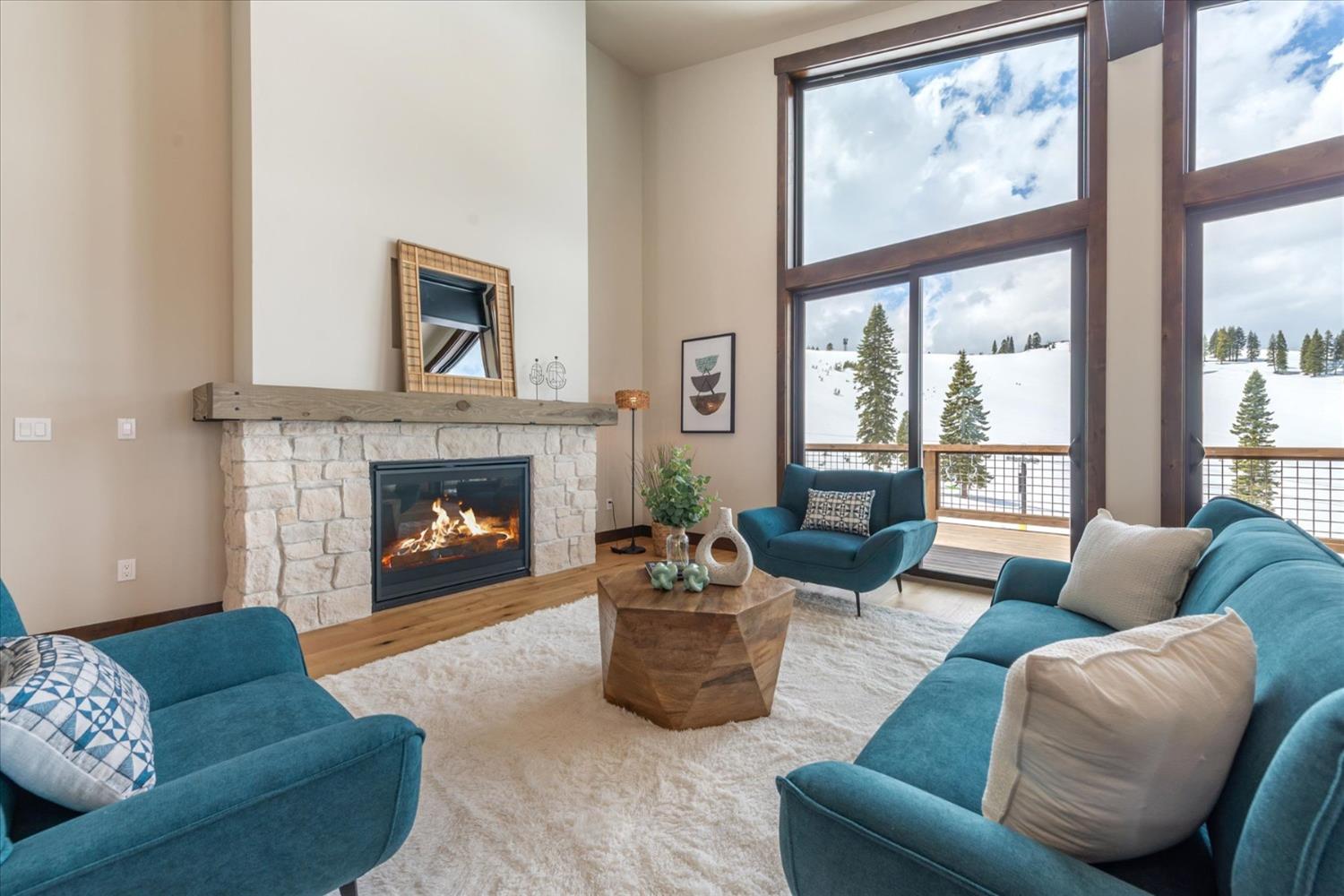 Detail Gallery Image 11 of 68 For 13701 Skislope Way, Truckee,  CA 96161 - 4 Beds | 4 Baths