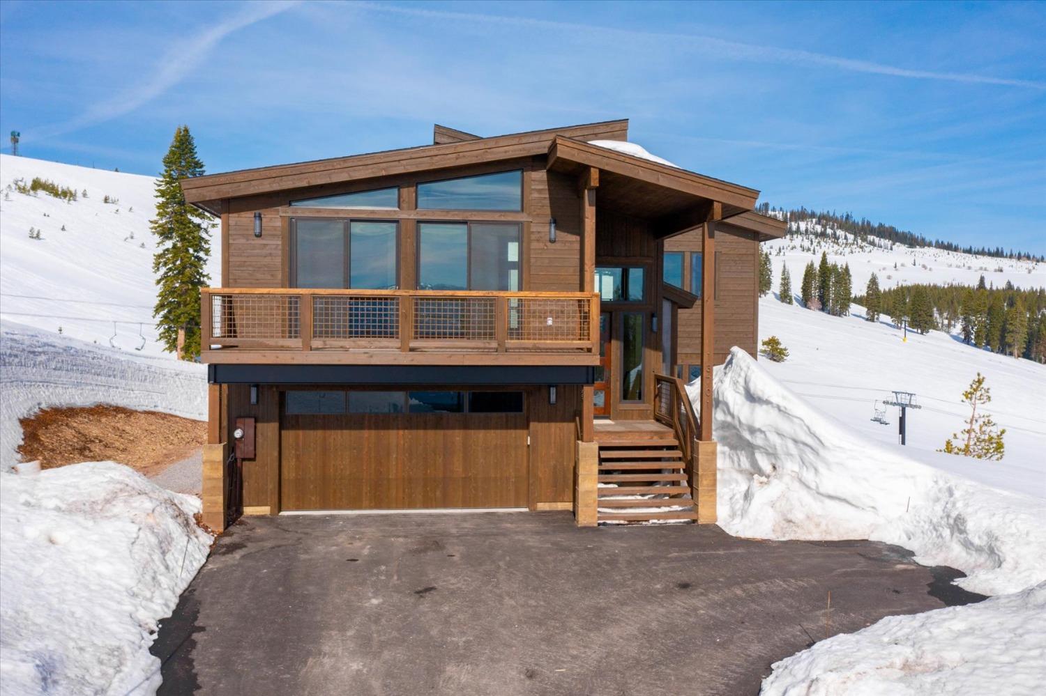 Detail Gallery Image 1 of 68 For 13701 Skislope Way, Truckee,  CA 96161 - 4 Beds | 4 Baths