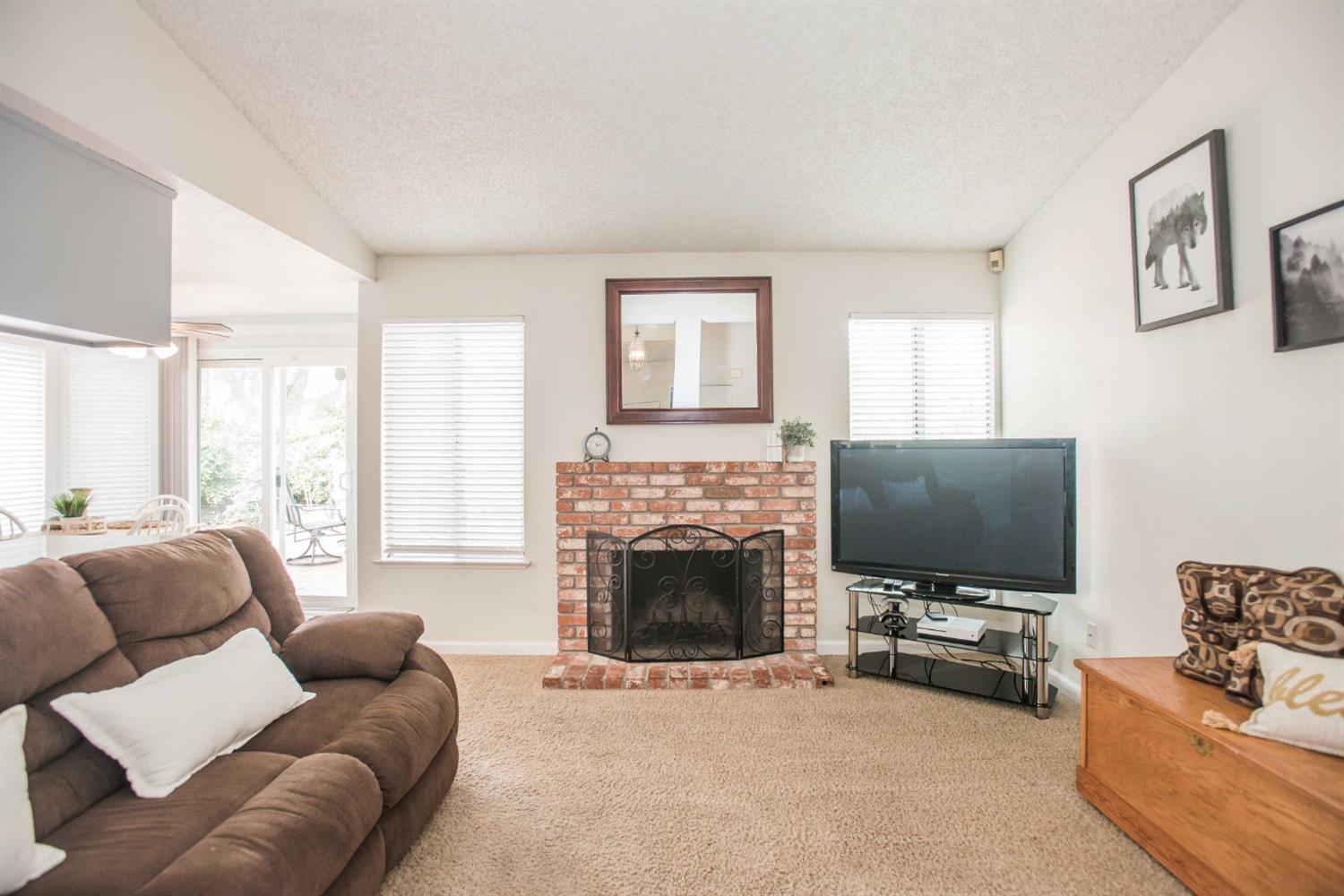 Detail Gallery Image 11 of 53 For 9881 Falcon Meadow Dr, Elk Grove,  CA 95624 - 3 Beds | 2 Baths