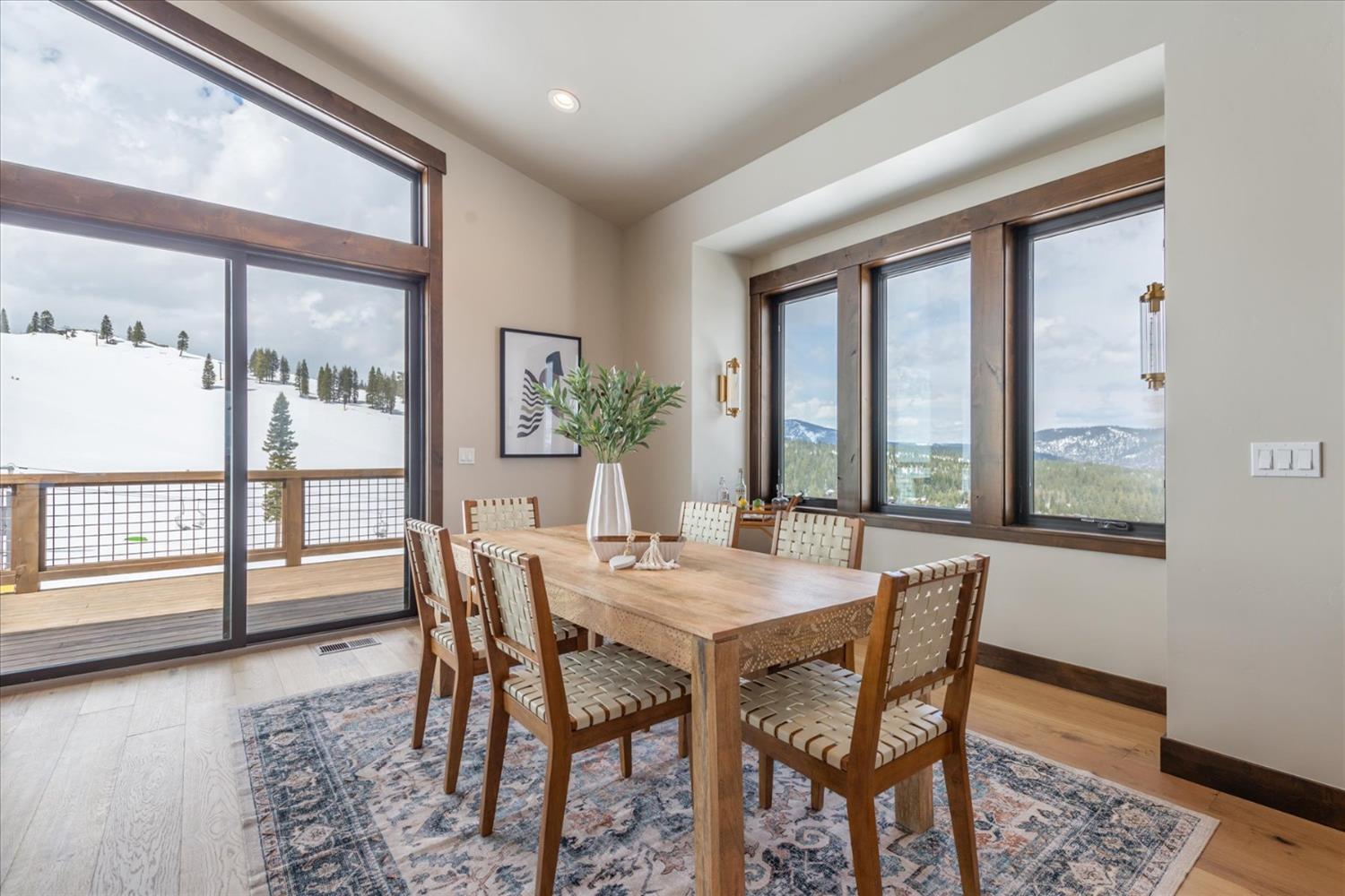 Detail Gallery Image 10 of 68 For 13701 Skislope Way, Truckee,  CA 96161 - 4 Beds | 4 Baths