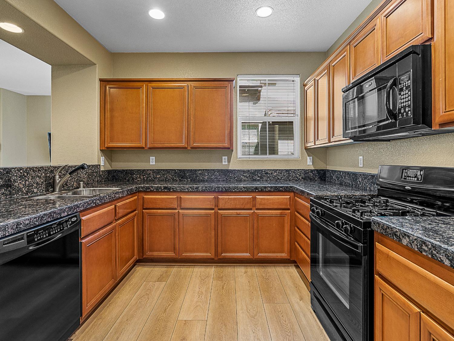 Detail Gallery Image 16 of 45 For 203 Picasso Way, Folsom,  CA 95630 - 2 Beds | 2/1 Baths