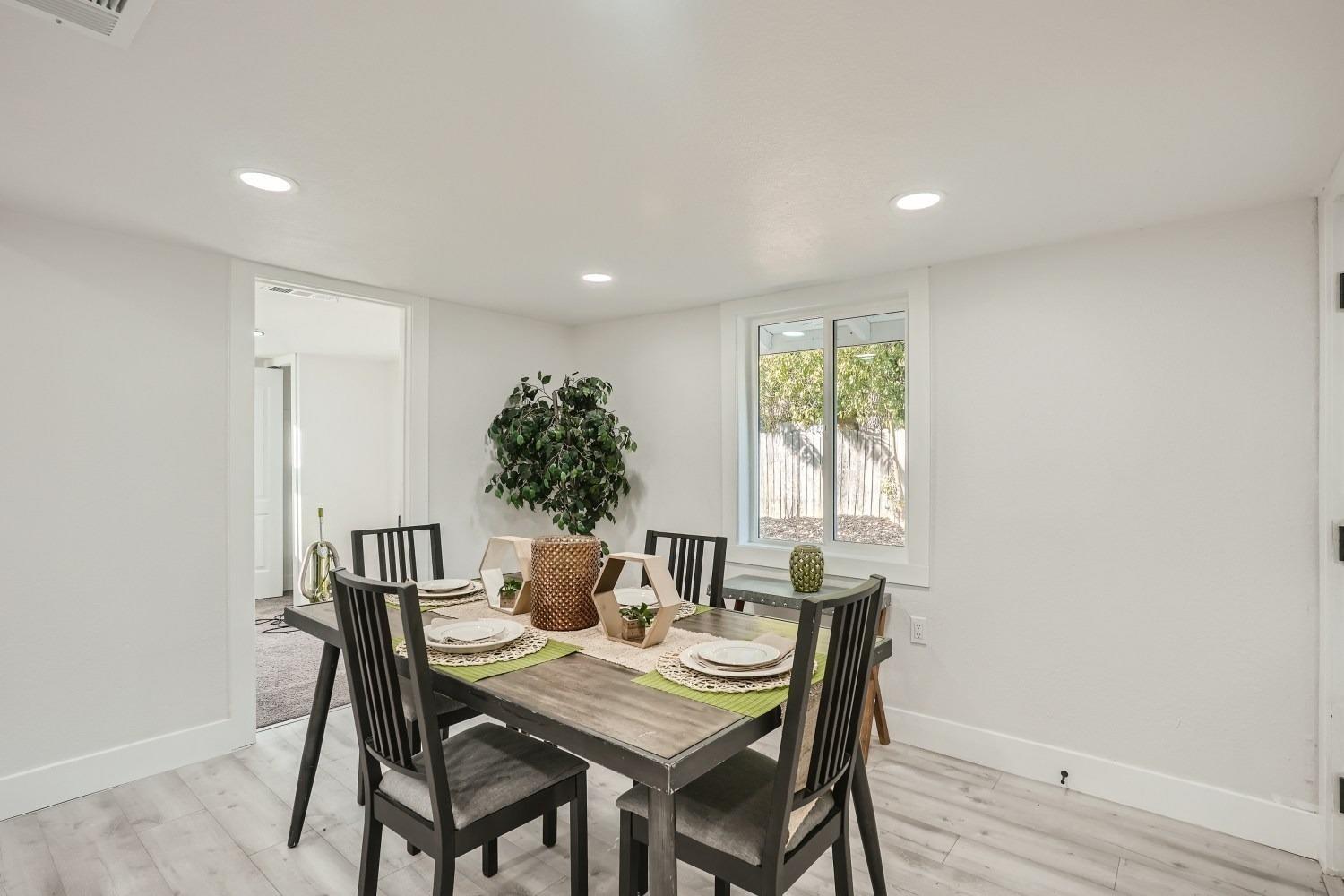 Detail Gallery Image 6 of 17 For 1015 Sonoma Ave, Sacramento,  CA 95815 - 3 Beds | 2 Baths