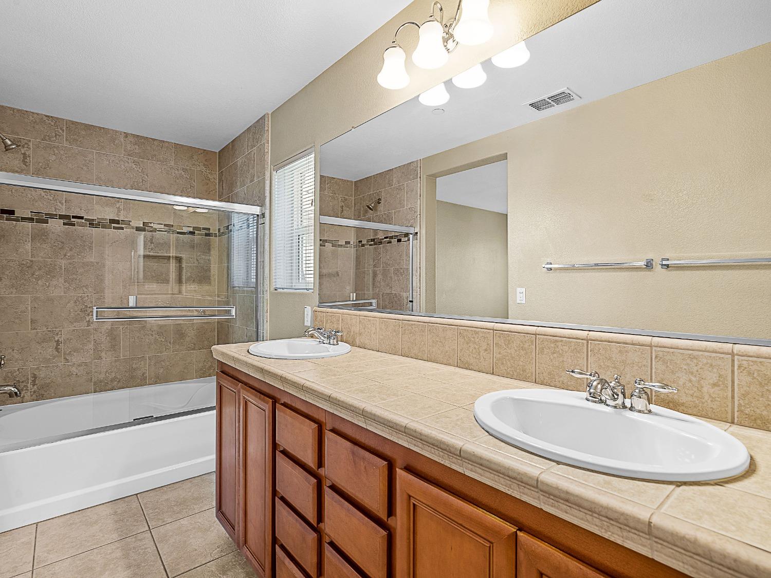 Detail Gallery Image 32 of 45 For 203 Picasso Way, Folsom,  CA 95630 - 2 Beds | 2/1 Baths