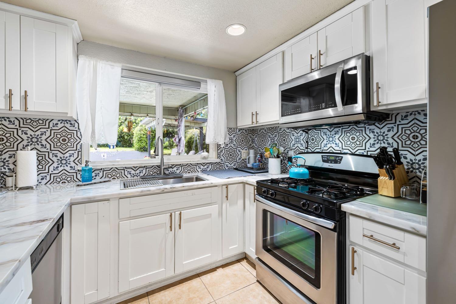 Detail Gallery Image 10 of 36 For 5635 Fairvale Way, Orangevale,  CA 95662 - 3 Beds | 2 Baths