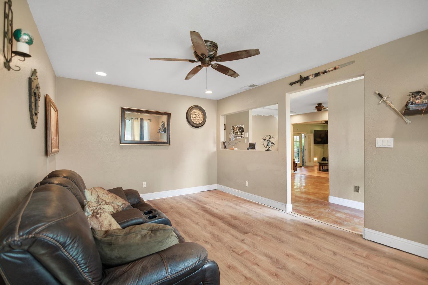 Detail Gallery Image 5 of 23 For 1609 Falmouth Way, Modesto,  CA 95355 - 3 Beds | 2 Baths