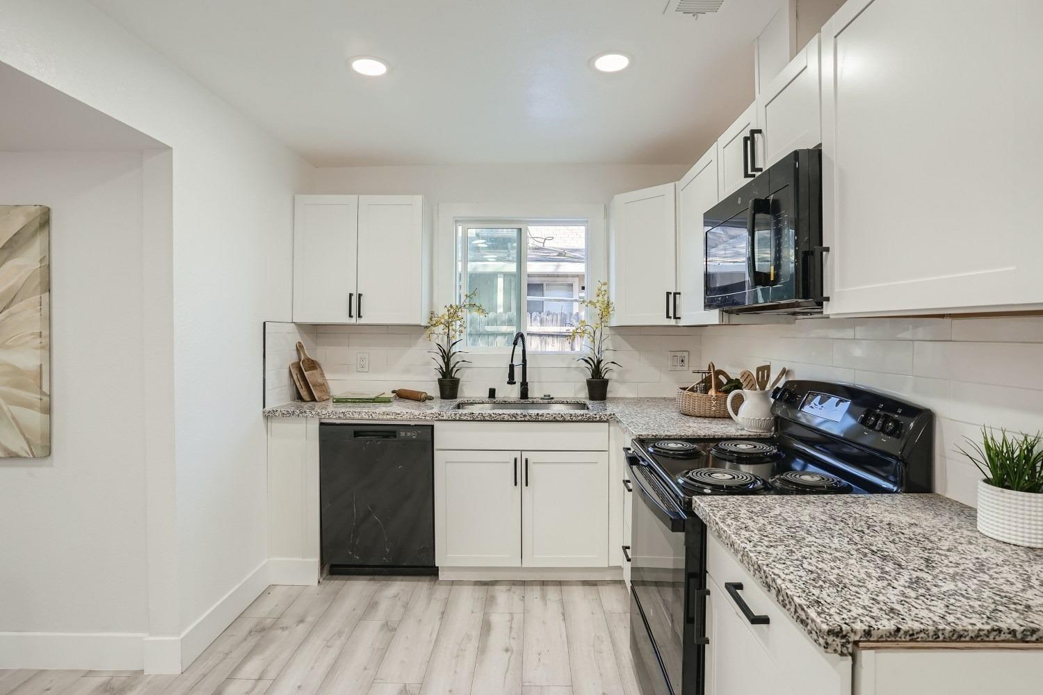 Detail Gallery Image 4 of 17 For 1015 Sonoma Ave, Sacramento,  CA 95815 - 3 Beds | 2 Baths
