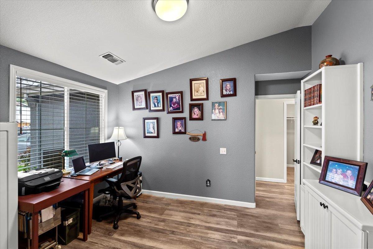Detail Gallery Image 11 of 49 For 1701 Legend Ct, Modesto,  CA 95357 - 5 Beds | 2/1 Baths