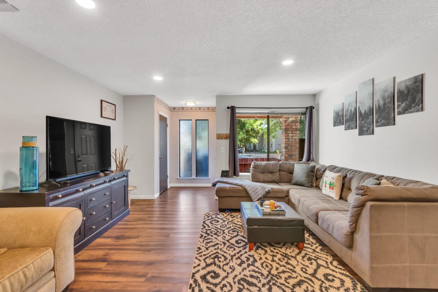Detail Gallery Image 5 of 48 For 7471 Sandalwood Dr, Citrus Heights,  CA 95621 - 3 Beds | 2 Baths