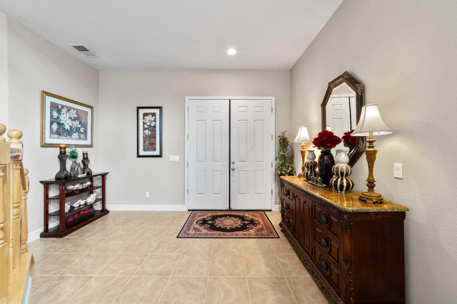 Detail Gallery Image 4 of 39 For 2625 Malibu Ct, West Sacramento,  CA 95691 - 5 Beds | 4 Baths