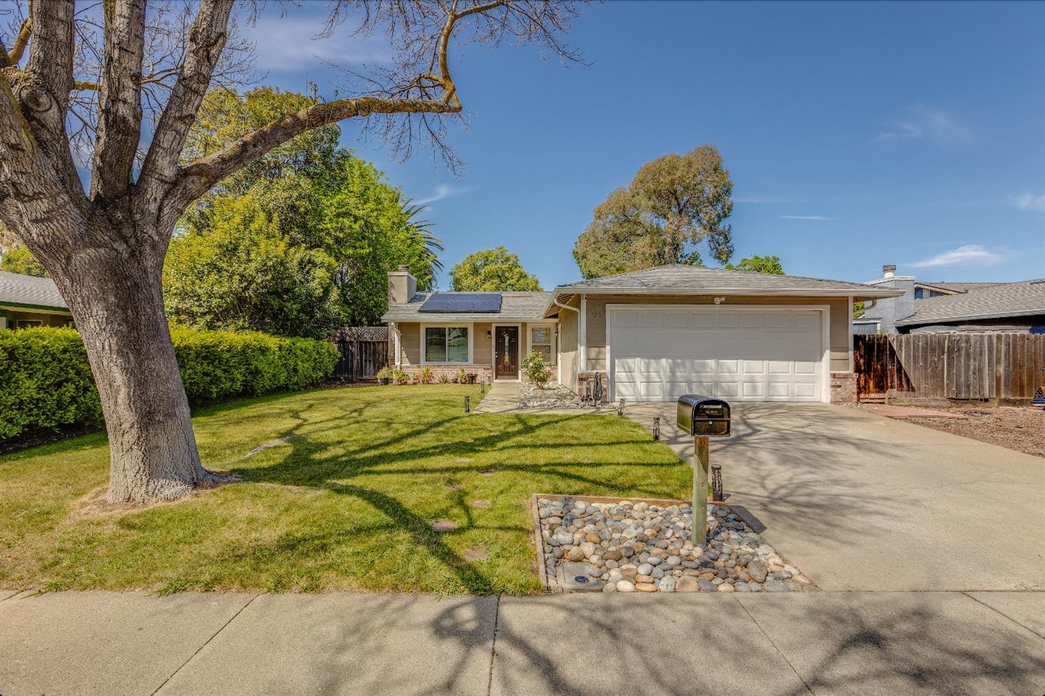 Photo of 1125 Sultana Dr in Tracy, CA