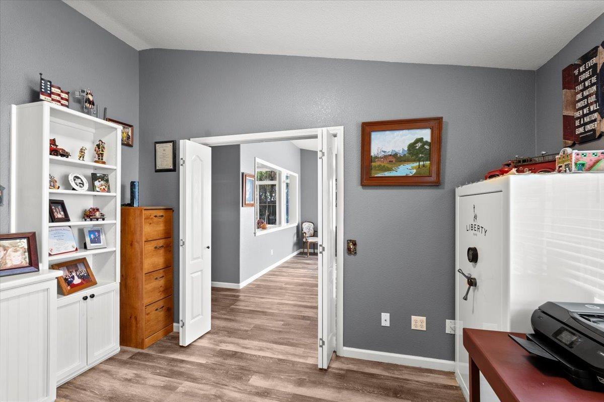 Detail Gallery Image 10 of 49 For 1701 Legend Ct, Modesto,  CA 95357 - 5 Beds | 2/1 Baths