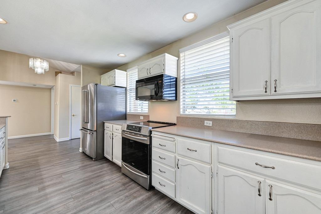 Detail Gallery Image 10 of 38 For 3061 Stanton Cir, Carmichael,  CA 95608 - 3 Beds | 2 Baths