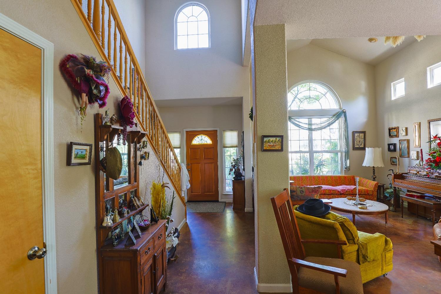 Detail Gallery Image 2 of 13 For 208 Madrone Ct, Winters,  CA 95694 - 5 Beds | 2/1 Baths