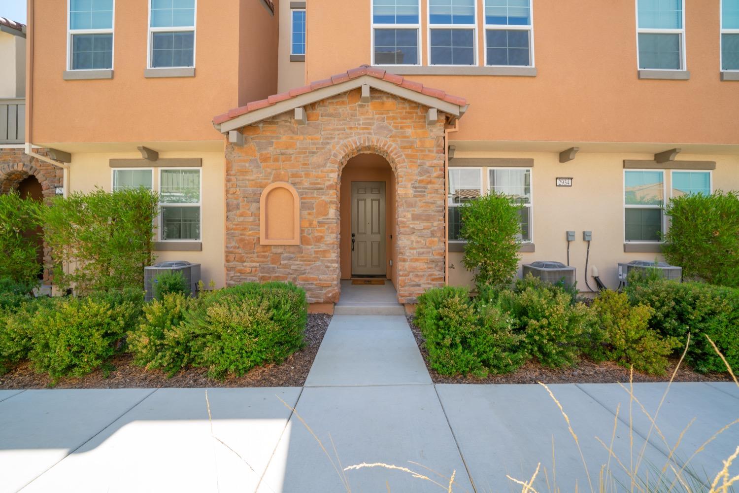 Detail Gallery Image 1 of 40 For 2934 Chatelet Walk, Sacramento,  CA 95834 - 4 Beds | 3/1 Baths