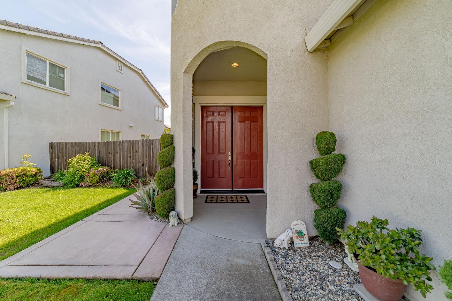 Detail Gallery Image 3 of 39 For 2625 Malibu Ct, West Sacramento,  CA 95691 - 5 Beds | 4 Baths