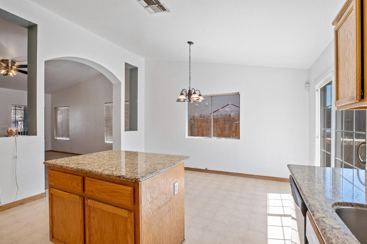Detail Gallery Image 6 of 19 For 2500 Vienna Ct, Modesto,  CA 95355 - 3 Beds | 2 Baths