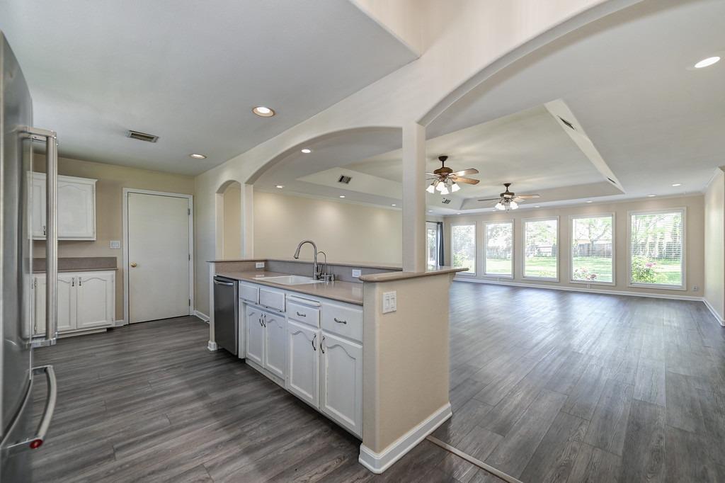 Detail Gallery Image 8 of 38 For 3061 Stanton Cir, Carmichael,  CA 95608 - 3 Beds | 2 Baths