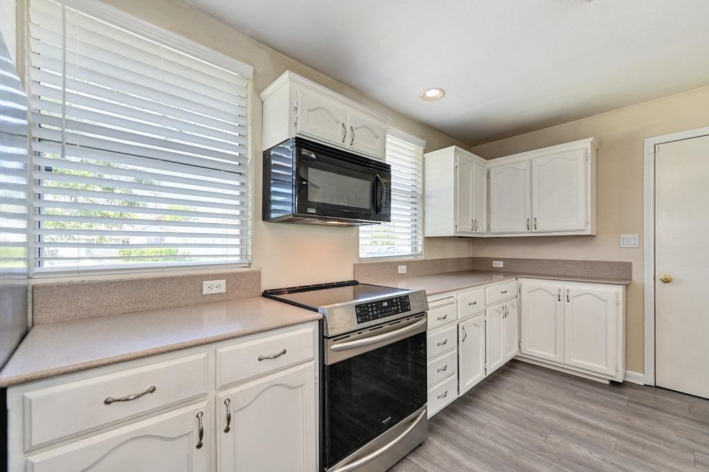 Detail Gallery Image 11 of 38 For 3061 Stanton Cir, Carmichael,  CA 95608 - 3 Beds | 2 Baths