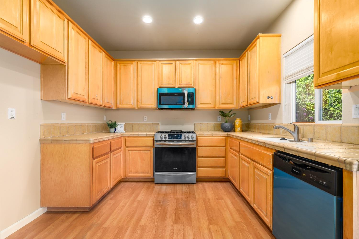 Detail Gallery Image 15 of 49 For 5726 Honor Pkwy, Sacramento,  CA 95835 - 3 Beds | 2 Baths
