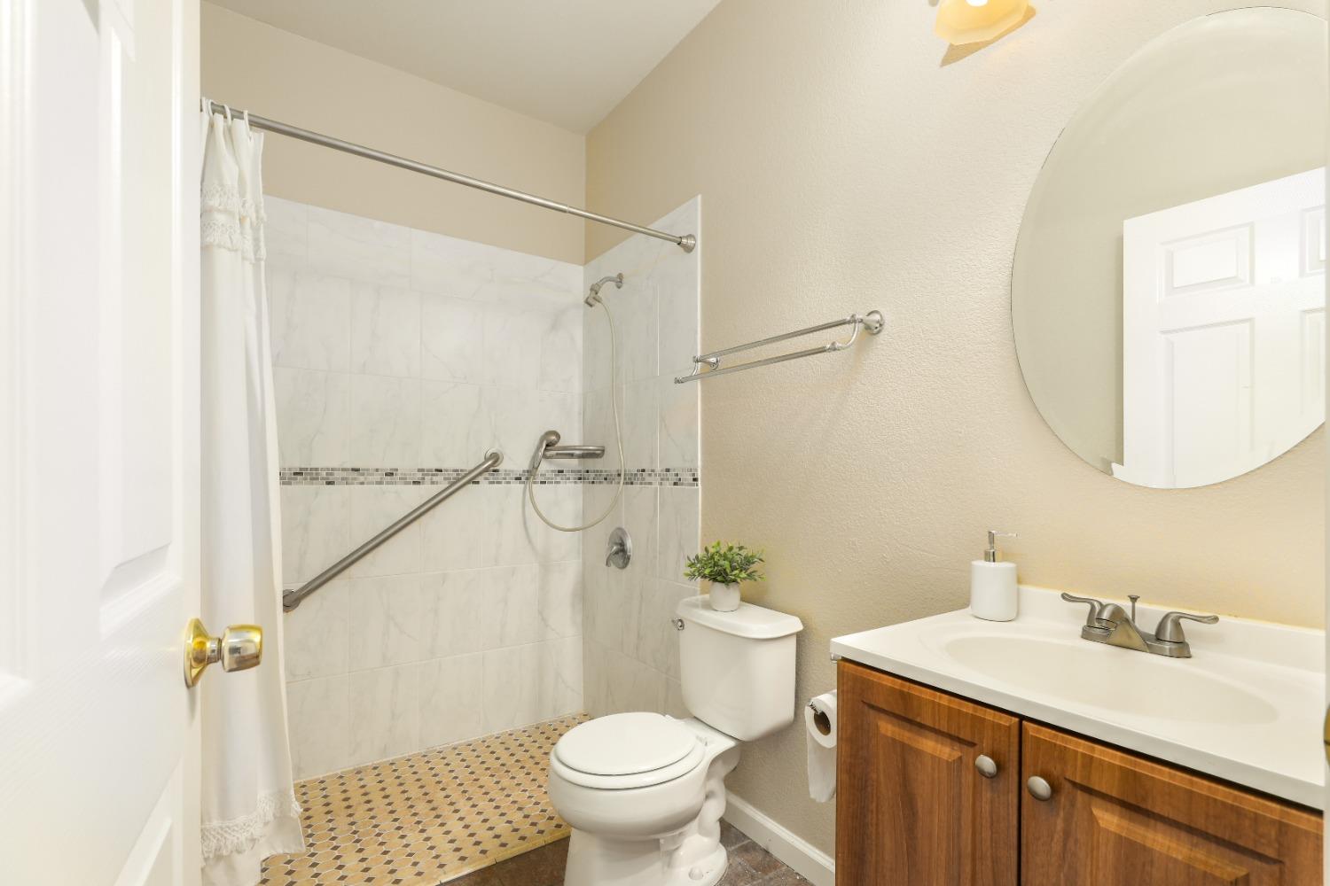Detail Gallery Image 9 of 49 For 5726 Honor Pkwy, Sacramento,  CA 95835 - 3 Beds | 2 Baths