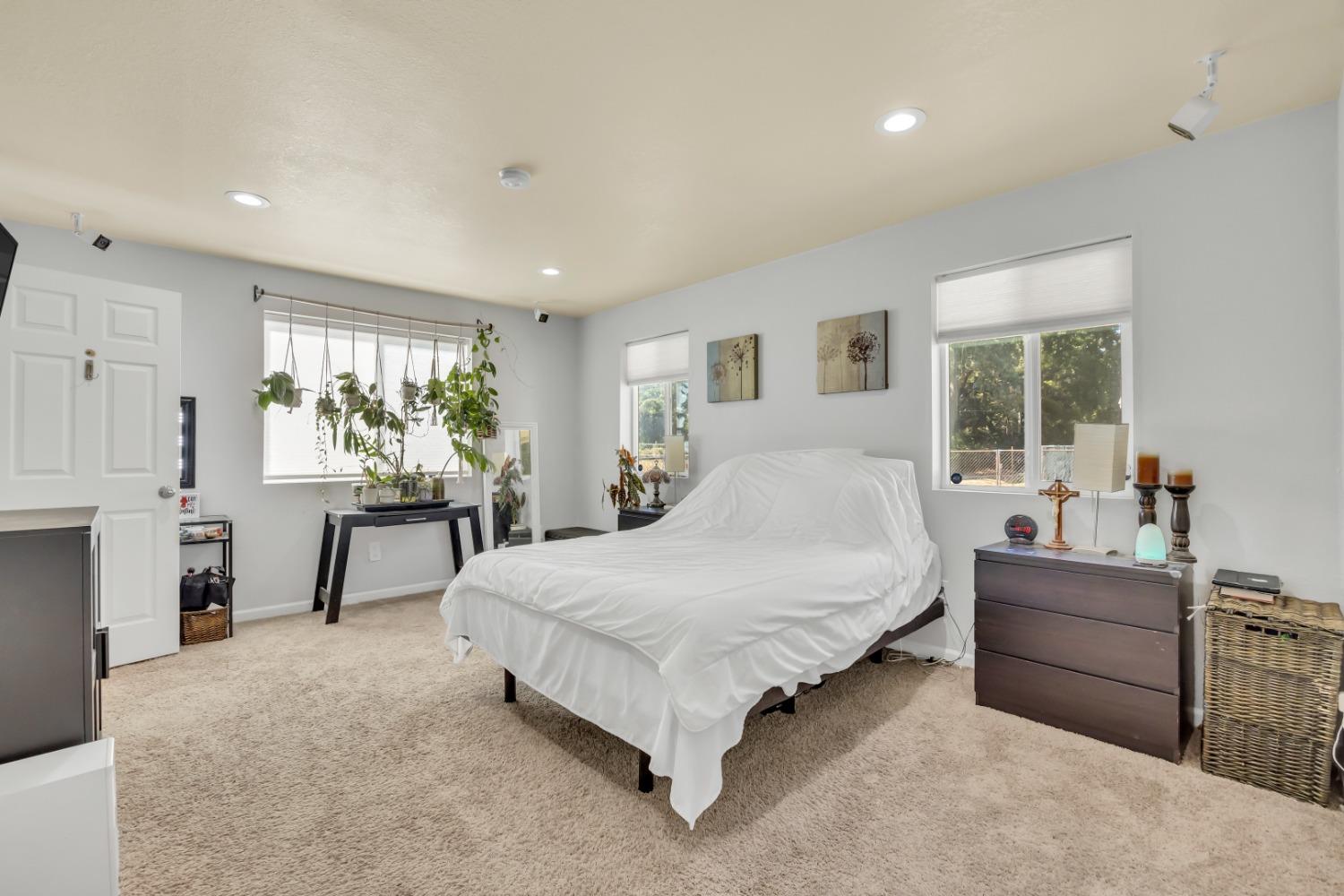 Detail Gallery Image 4 of 54 For 5547 Locust Ave, Carmichael,  CA 95608 - 3 Beds | 2 Baths