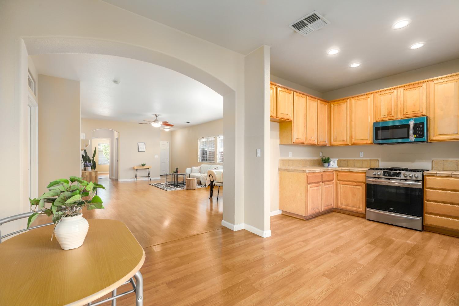 Detail Gallery Image 18 of 49 For 5726 Honor Pkwy, Sacramento,  CA 95835 - 3 Beds | 2 Baths