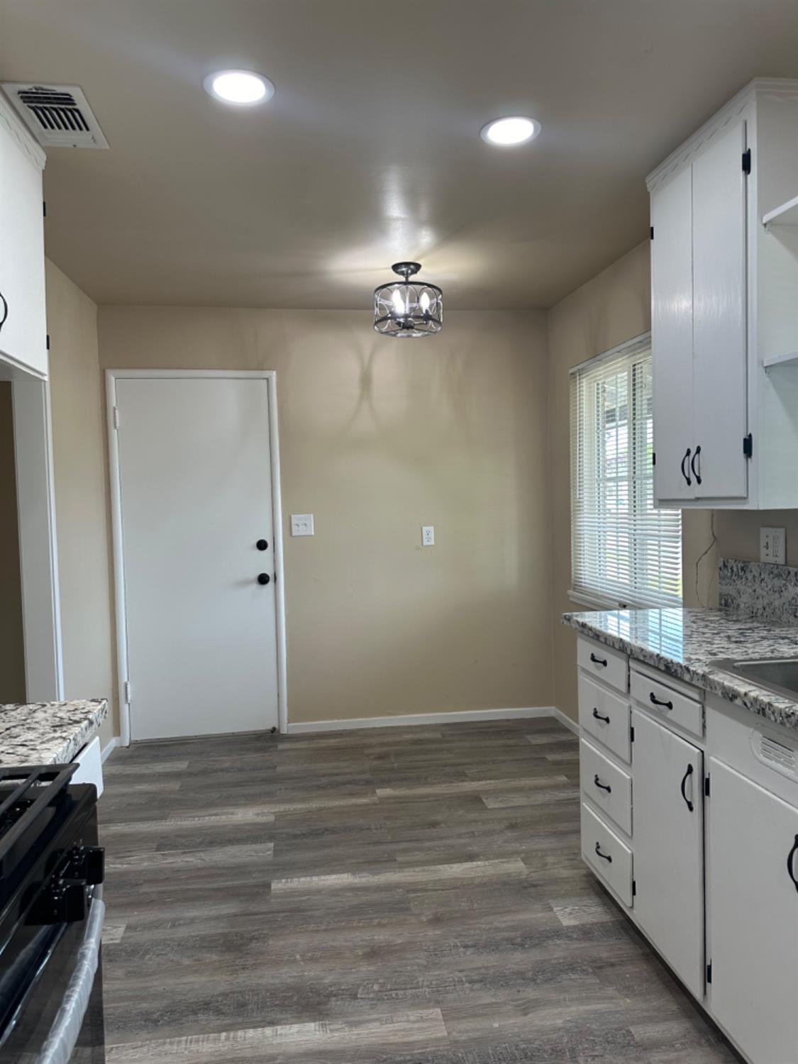 Detail Gallery Image 14 of 23 For 5624 Johns Dr, Sacramento,  CA 95822 - 2 Beds | 1 Baths