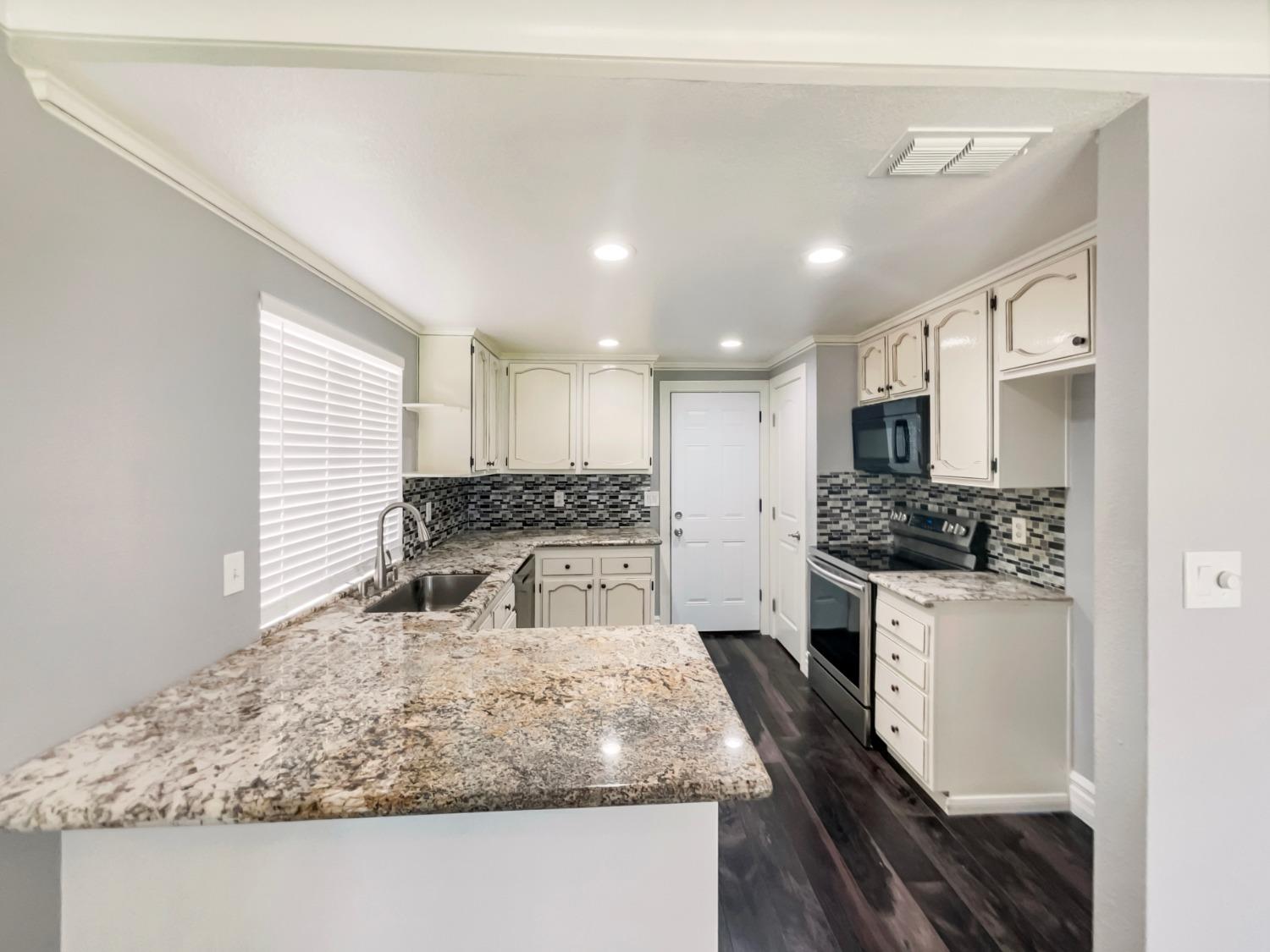 Detail Gallery Image 6 of 20 For 2889 Wiese Way, Sacramento,  CA 95833 - 3 Beds | 2 Baths