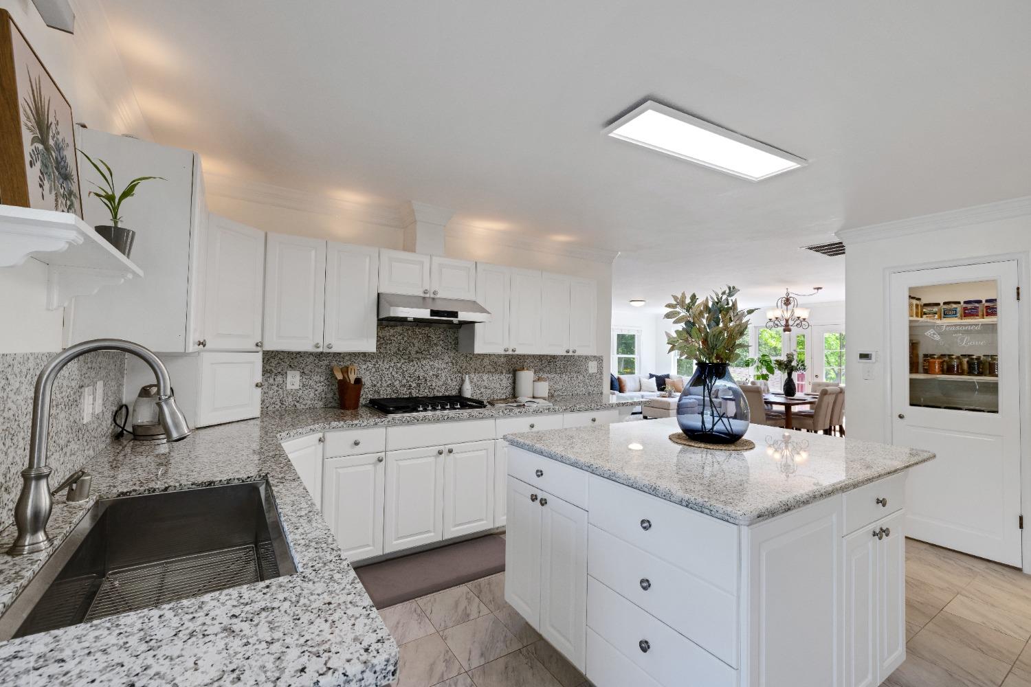 Detail Gallery Image 15 of 84 For 8952 Quail Ln, Granite Bay,  CA 95746 - 6 Beds | 4/1 Baths