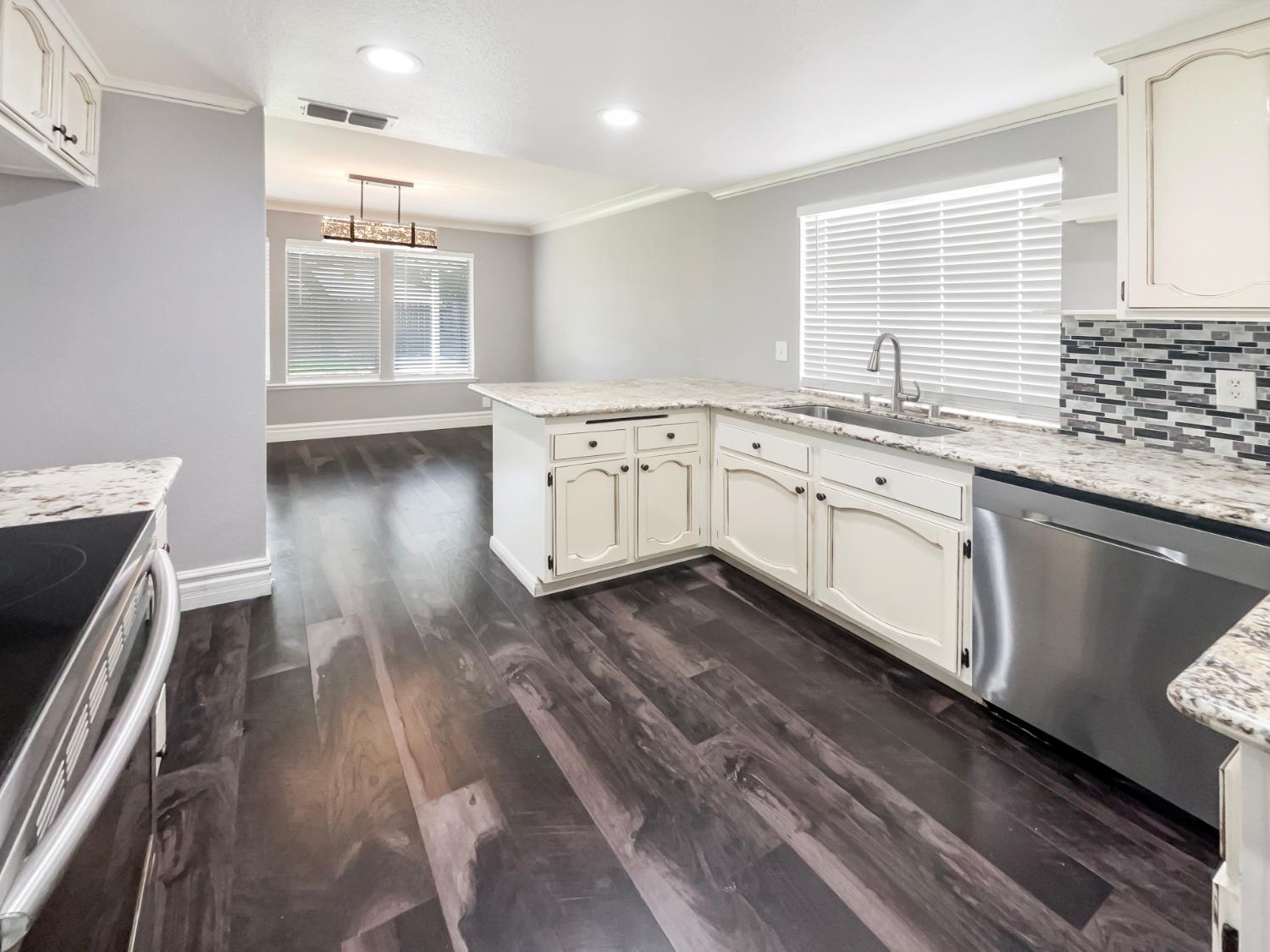 Detail Gallery Image 10 of 20 For 2889 Wiese Way, Sacramento,  CA 95833 - 3 Beds | 2 Baths