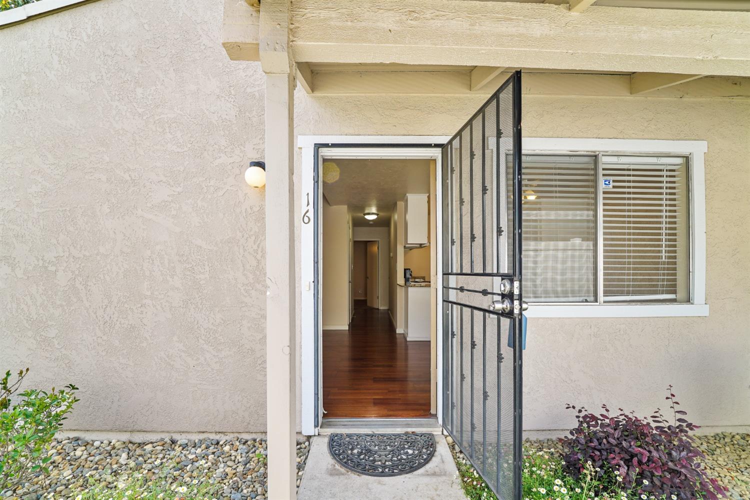 Detail Gallery Image 2 of 19 For 201 Woodrow Ave #16,  Modesto,  CA 95350 - 2 Beds | 1 Baths