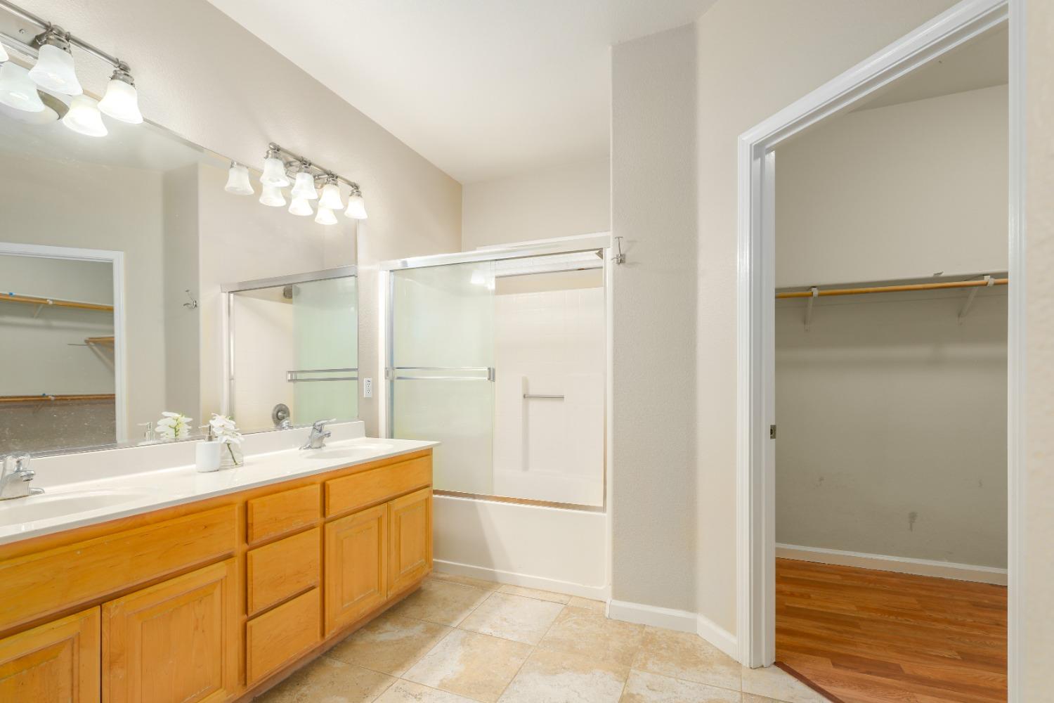 Detail Gallery Image 8 of 49 For 5726 Honor Pkwy, Sacramento,  CA 95835 - 3 Beds | 2 Baths