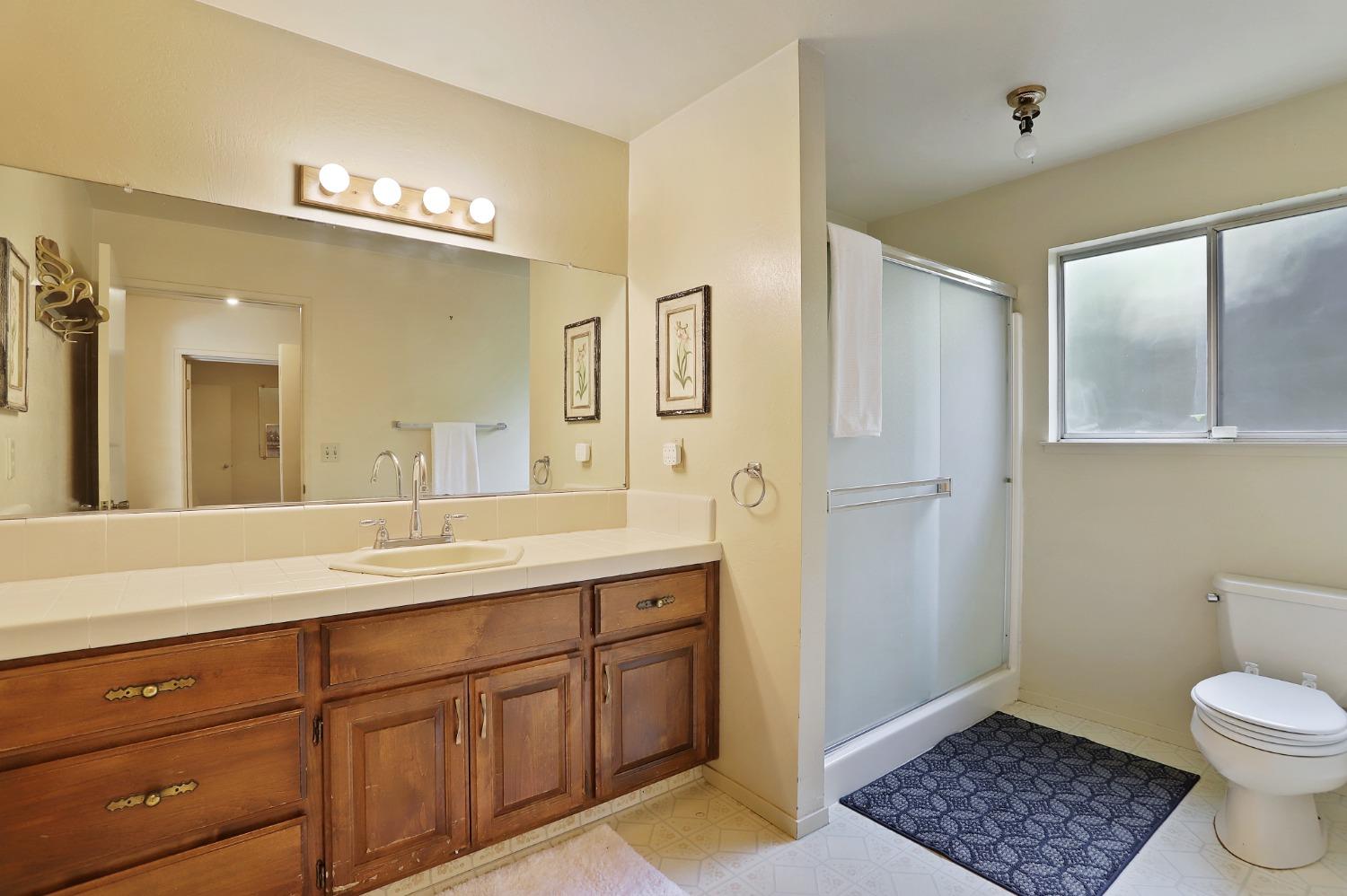Detail Gallery Image 8 of 33 For 2364 De Ovan Ave, Stockton,  CA 95204 - 2 Beds | 2 Baths
