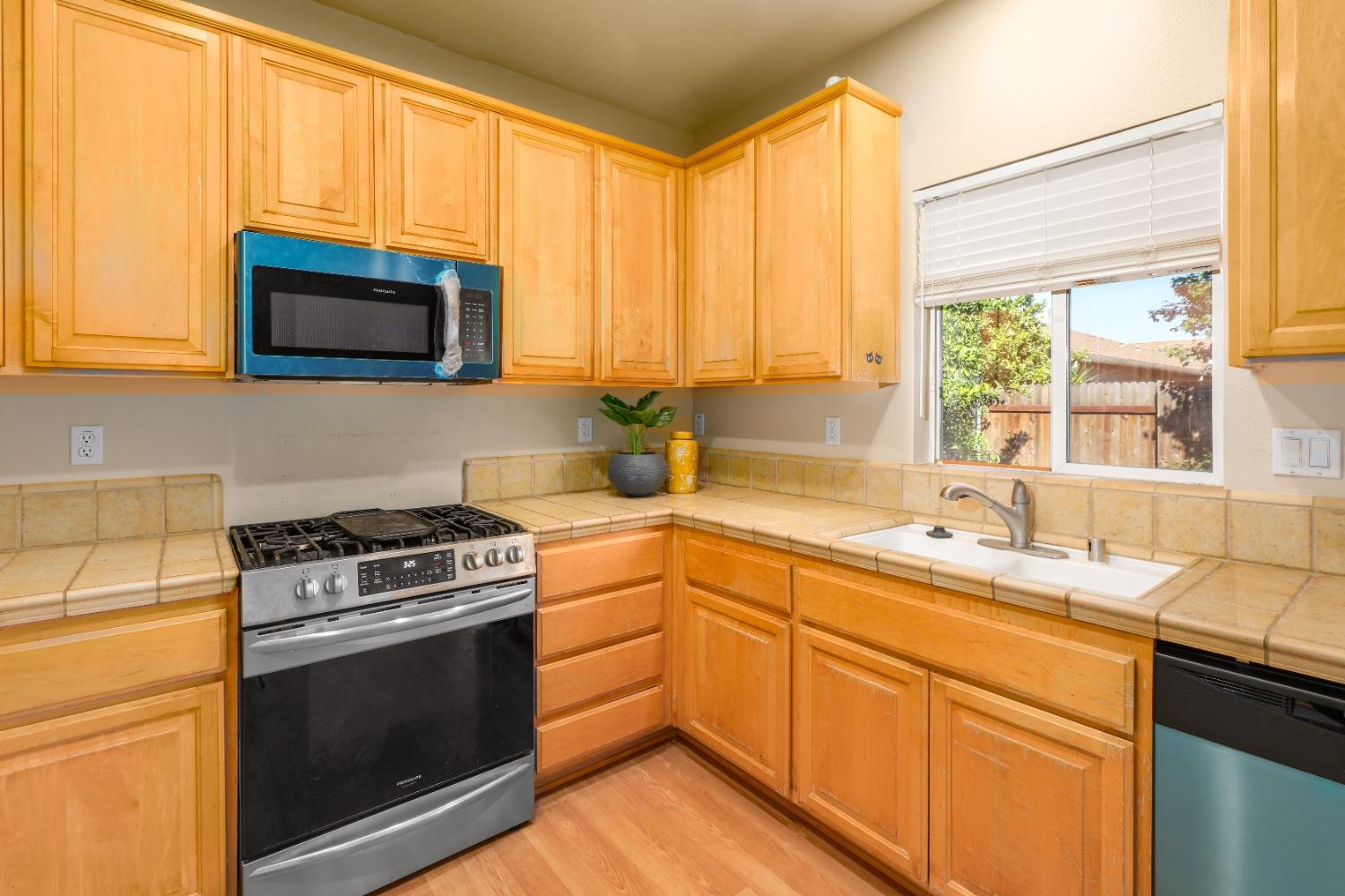 Detail Gallery Image 16 of 49 For 5726 Honor Pkwy, Sacramento,  CA 95835 - 3 Beds | 2 Baths