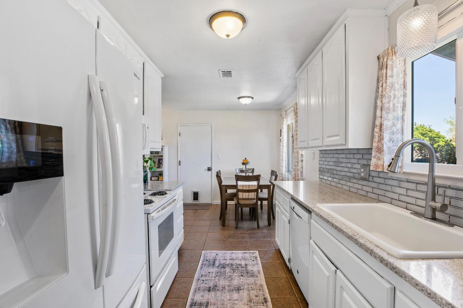 Detail Gallery Image 9 of 30 For 3805 Hillsdale Ct, Denair,  CA 95316 - 3 Beds | 2 Baths