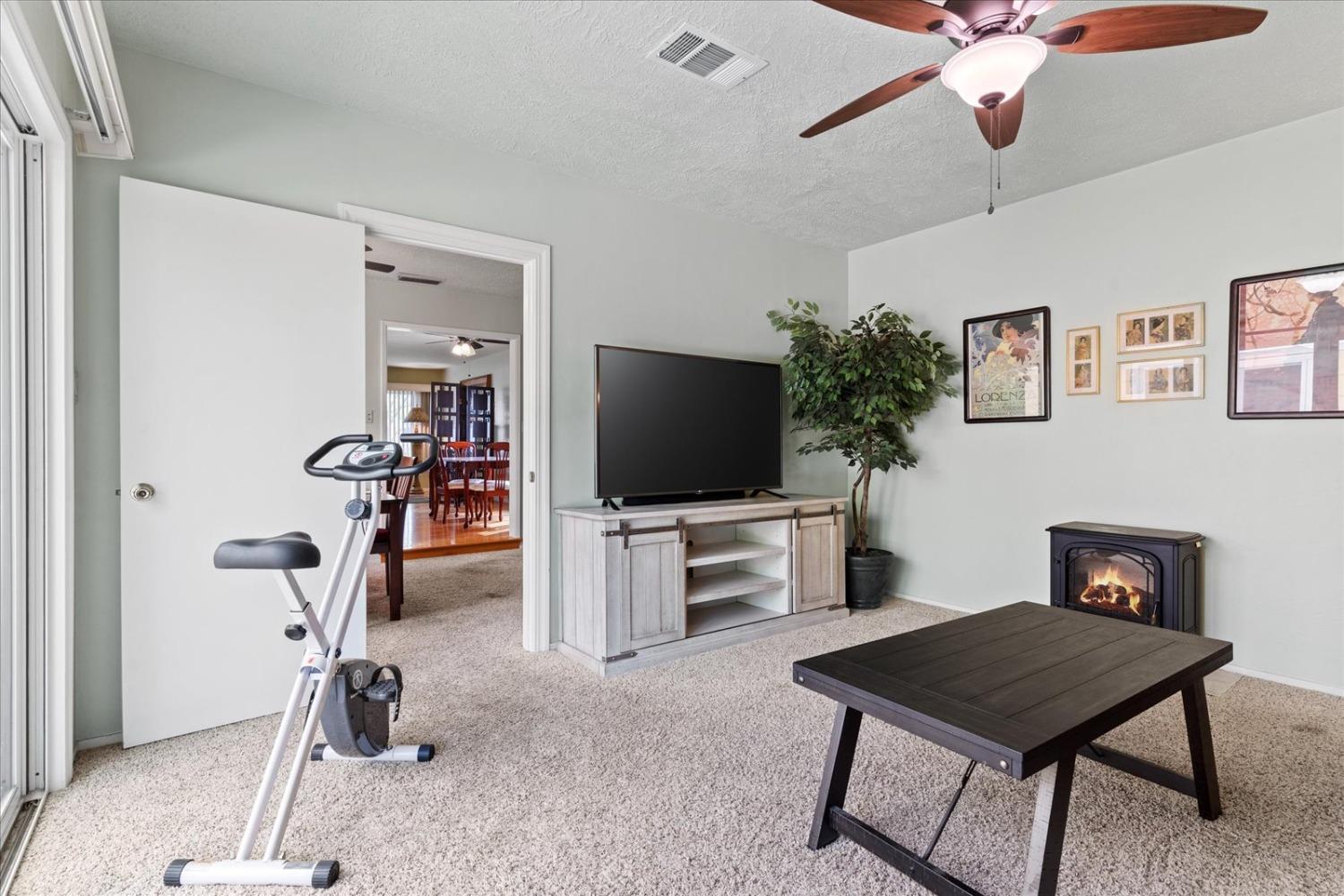 Detail Gallery Image 16 of 33 For 2319 Irvin Way, Sacramento,  CA 95822 - 3 Beds | 2 Baths
