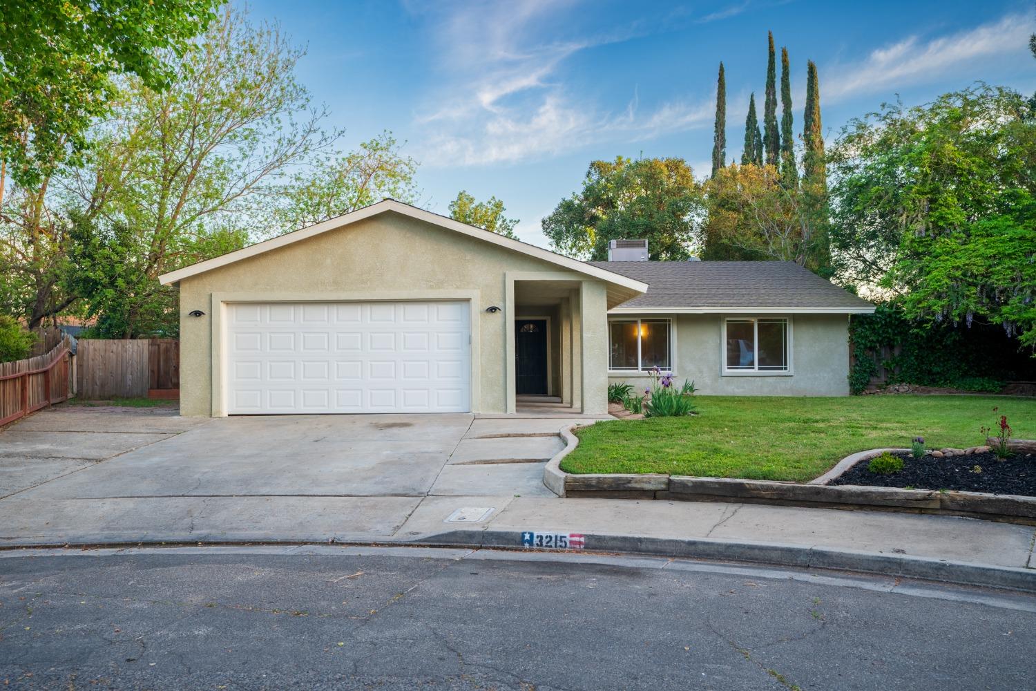 Move in ready North Merced home. Large end of cul-de-sac lot! Home features 3 spacious bedrooms, 2 b
