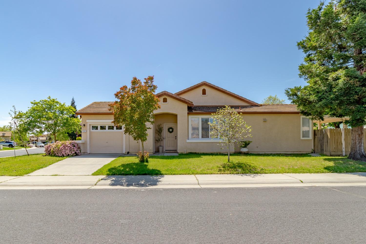 Photo of 301 Perth Ct in Roseville, CA