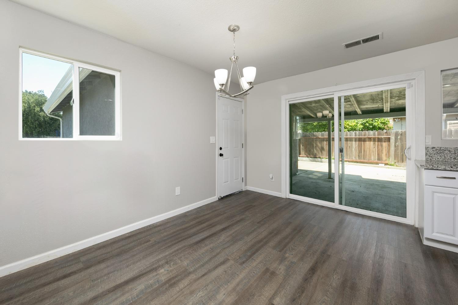 Detail Gallery Image 10 of 36 For 481 Seville Way, Manteca,  CA 95336 - 3 Beds | 2 Baths