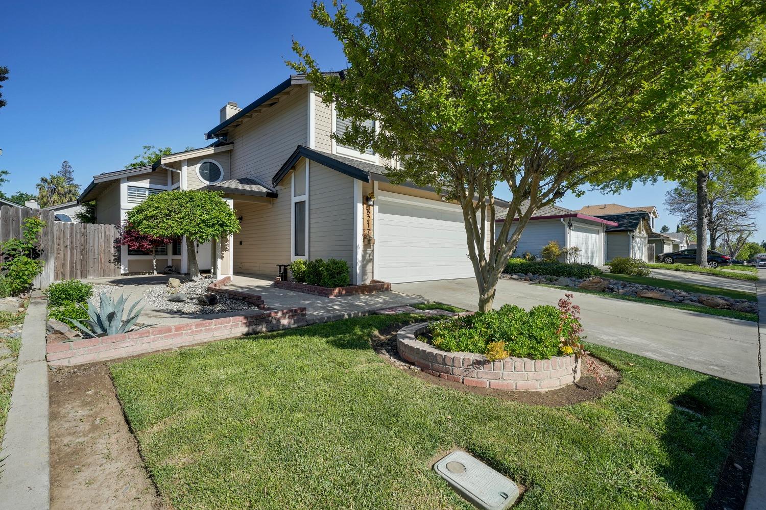 Located in the great community of Antelope, this beautiful 2-story home offers a traditional layout 