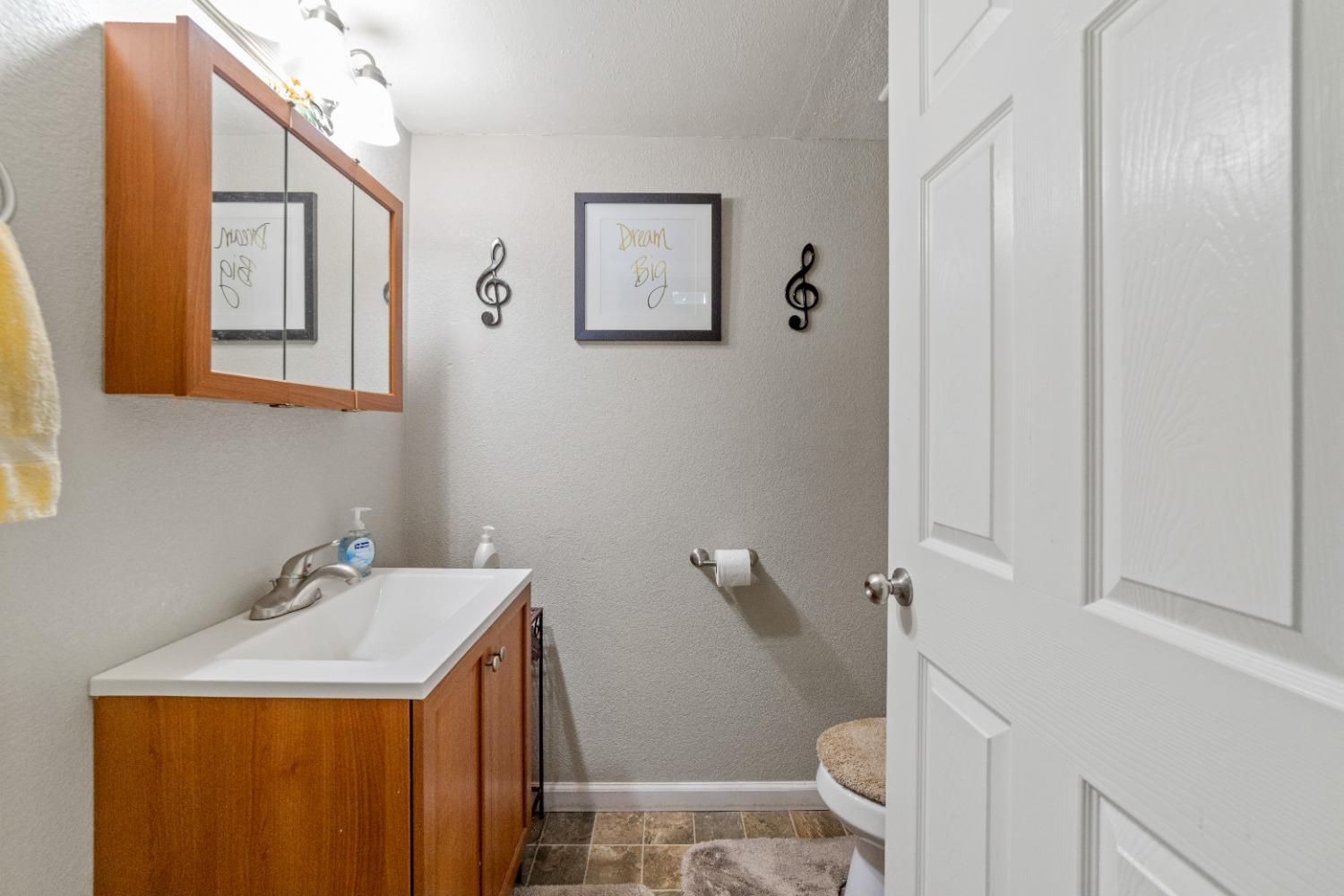 Detail Gallery Image 4 of 25 For 7404 Kallie Kay Ln, Sacramento,  CA 95823 - 3 Beds | 2/1 Baths