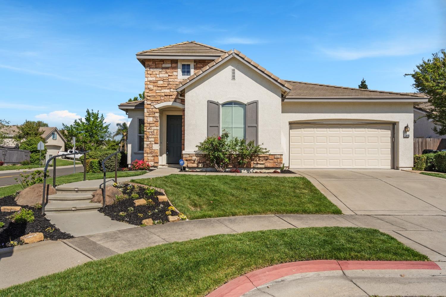 This North Natomas home is the definition of GOLD STANDARD! Drive up to a cute corner lot with plush